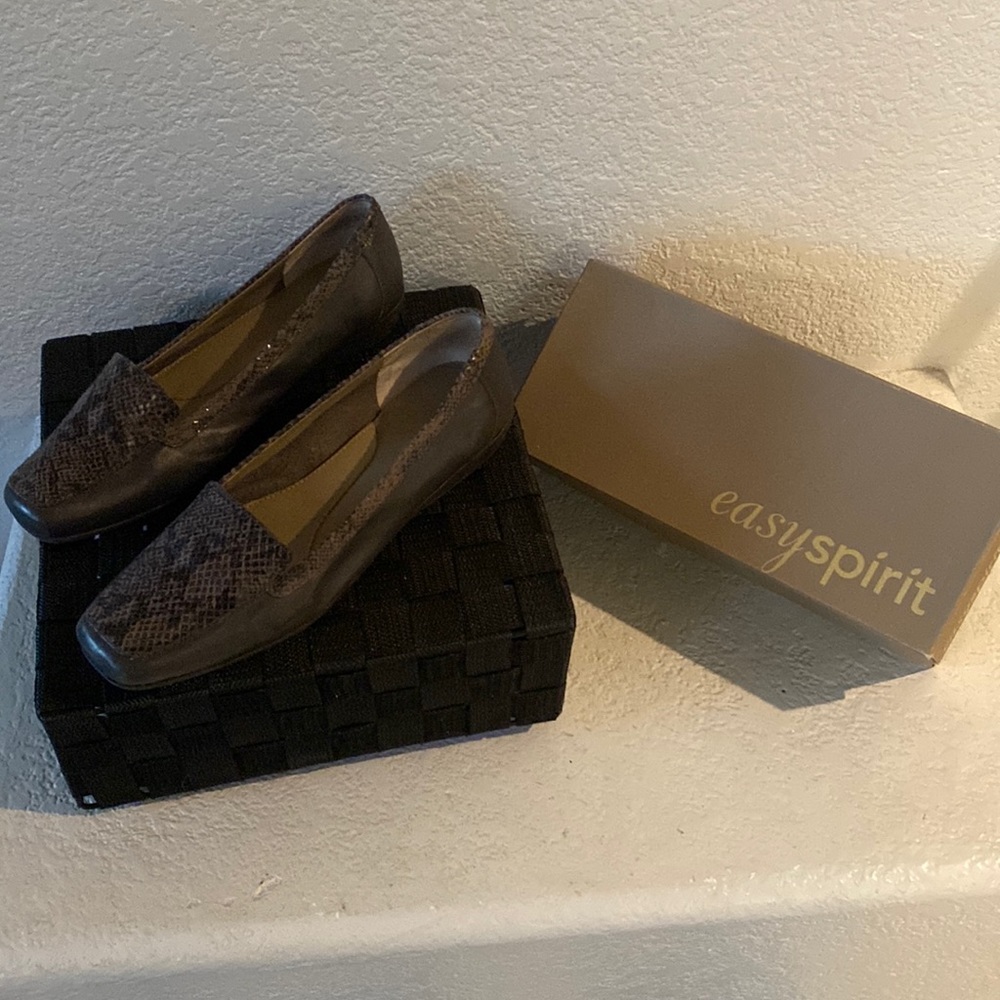 Beautiful easy spirit leather grey pattern women’s loafers size 10W